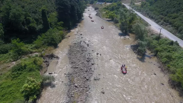 Rafting tesislerinde bayram tatili yoğunluğu yaşanıyor