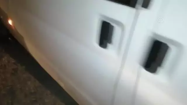 Erciş'te sürücüsü 'dur' ihtarına uymayan minibüste 60 düzensiz göçmen yakalandı