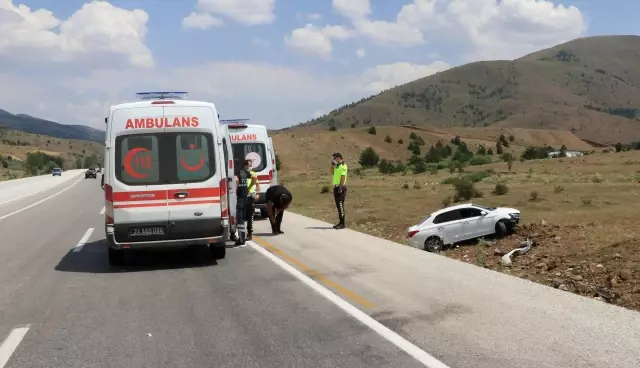 Devrilen otomobildeki 5 kişi yaralandı