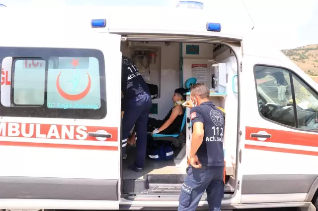 Devrilen otomobildeki 5 kişi yaralandı