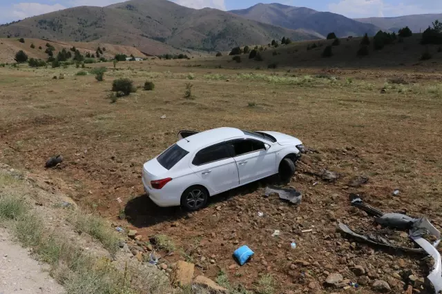 Devrilen otomobildeki 5 kişi yaralandı