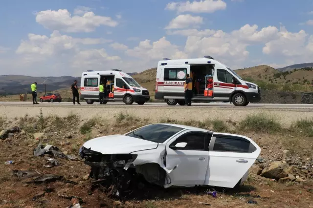Devrilen otomobildeki 5 kişi yaralandı