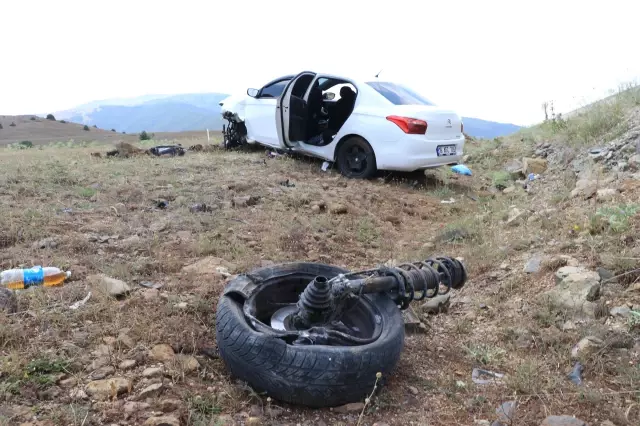 Devrilen otomobildeki 5 kişi yaralandı