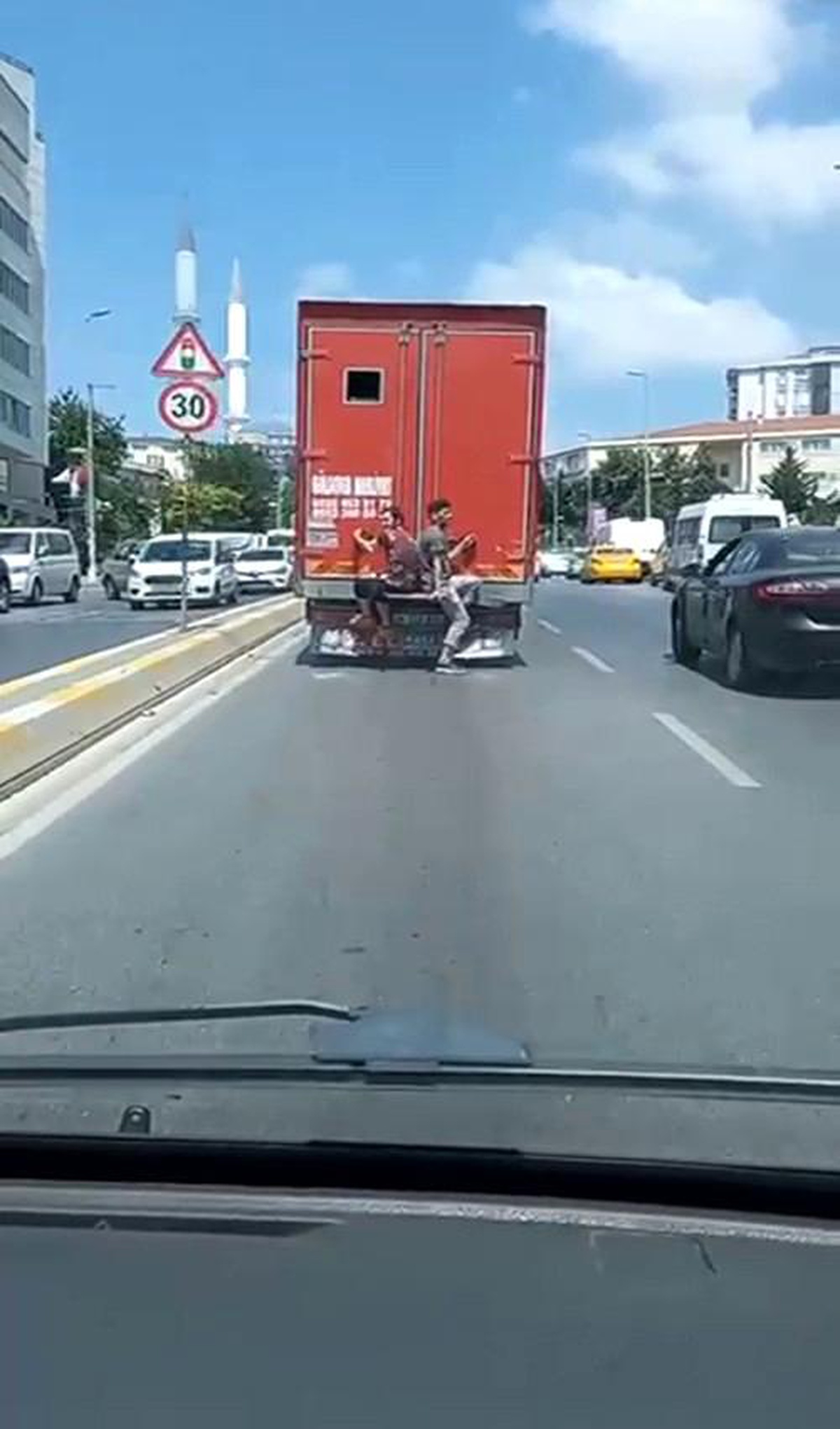 Son dakika 3. sayfa: Esenyurt'ta kamyon arkasında tehlikeli yolculuk kamerada - Vimarsana News
