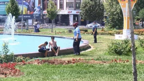 Son dakika haberleri: ESENYURT'TA SICAKTAN BUNALAN ÇOCUKLAR TEHLİKEYE ALDIRMADAN SÜS HAVUZUNA GİRDİ Son dakika haberleri: ESENYURT'TA SICAKTAN BUNALAN ÇOCUKLAR TEHLİKEYE ALDIRMADAN SÜS HAVUZUNA GİRDİ