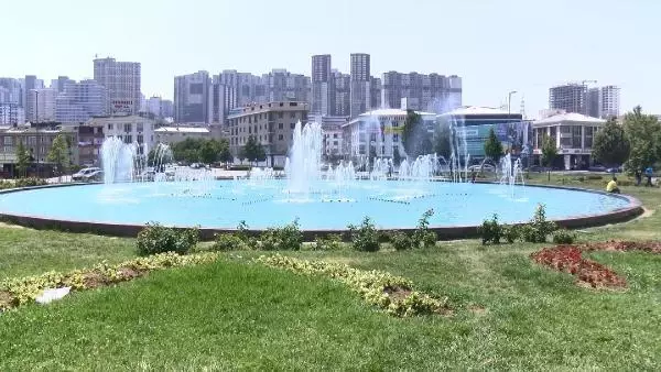 Son dakika haberleri: ESENYURT'TA SICAKTAN BUNALAN ÇOCUKLAR TEHLİKEYE ALDIRMADAN SÜS HAVUZUNA GİRDİ
