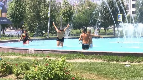 Son dakika haberleri: ESENYURT'TA SICAKTAN BUNALAN ÇOCUKLAR TEHLİKEYE ALDIRMADAN SÜS HAVUZUNA GİRDİ