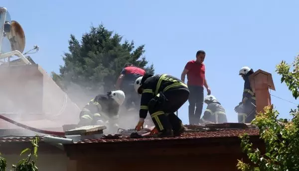 EVİNDE YANGIN ÇIKAN KOMŞUSUNU KURTARDI EVİNDE YANGIN ÇIKAN KOMŞUSUNU KURTARDI