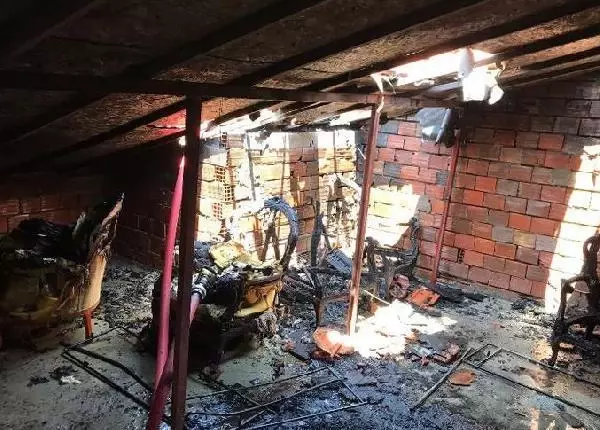 EVİNDE YANGIN ÇIKAN KOMŞUSUNU KURTARDI