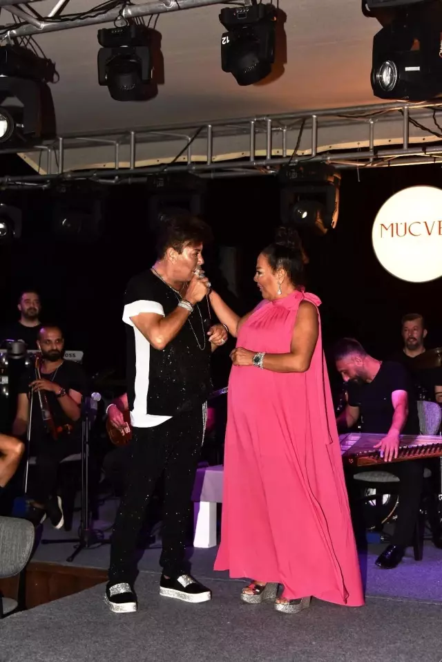 Fatih Ürek sahnesi, ünlüler geçidine döndü