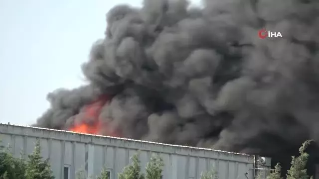 Geri dönüşüm fabrikasındaki yangın söndürüldü Geri dönüşüm fabrikasındaki yangın söndürüldü