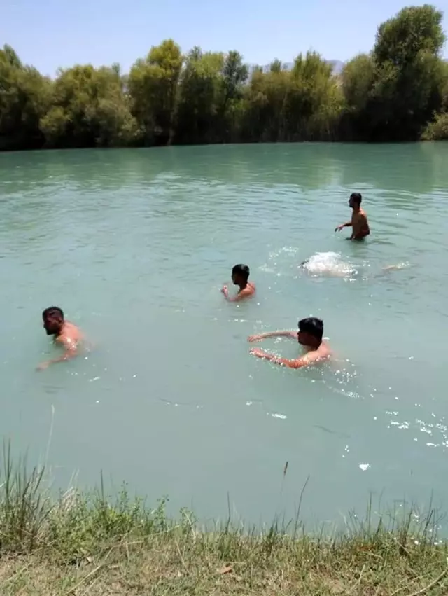 Girdiği ırmakta akıntıya kapılan genç boğuldu