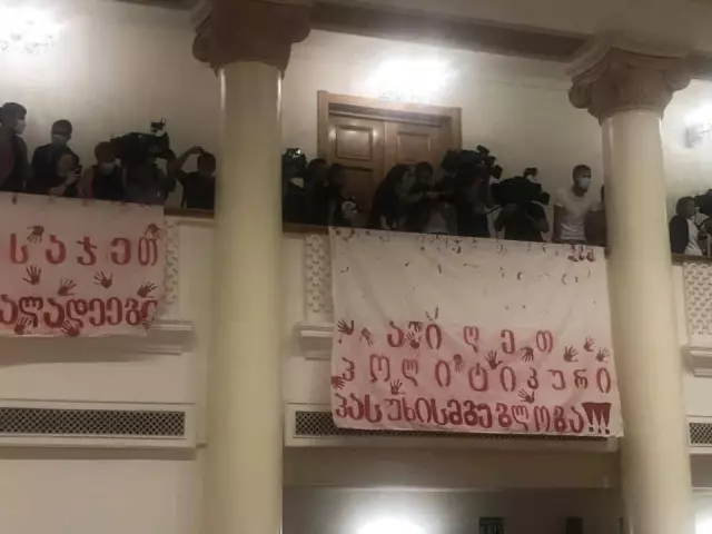 Gürcistan'da basın mensuplarının protestosu parlamentoda oturumun iptal edilmesine neden oldu Gürcistan'da basın mensuplarının protestosu parlamentoda oturumun iptal edilmesine neden oldu