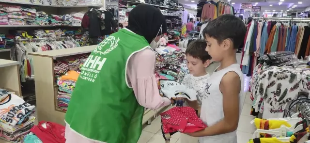 Yetim ve ihtiyaç sahibi ailelerin çocuklarına bayramlık kıyafet yardımı