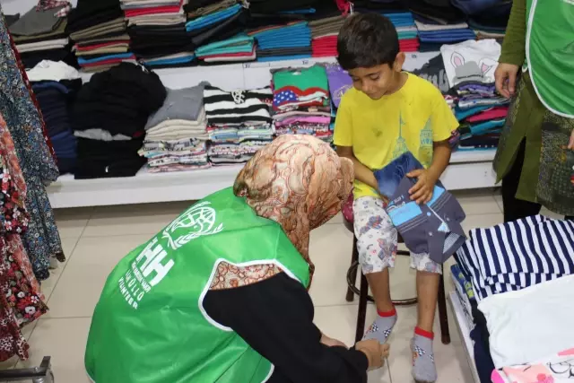 Yetim ve ihtiyaç sahibi ailelerin çocuklarına bayramlık kıyafet yardımı