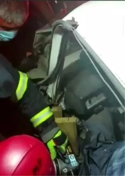Son dakika haberi: İki otomobil kafa kafaya çarpıştı: 1 ölü, 9 yaralı