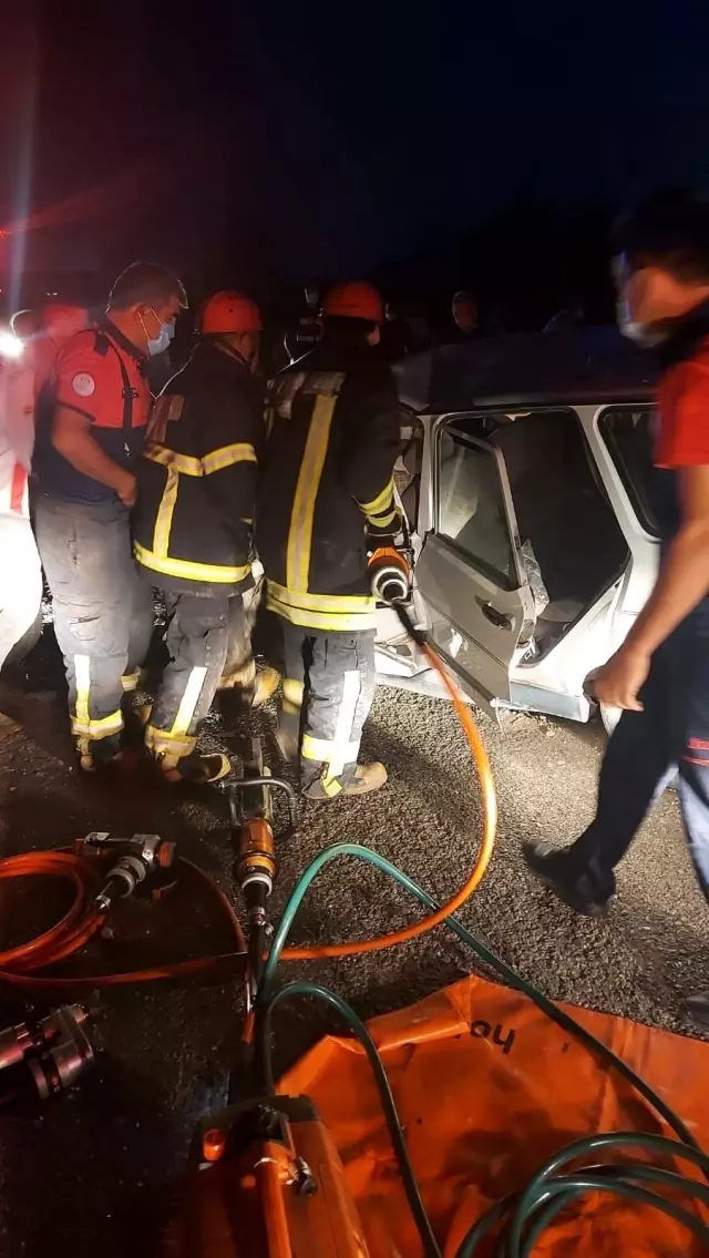 Son dakika haberi: İki otomobil kafa kafaya çarpıştı: 1 ölü, 9 yaralı