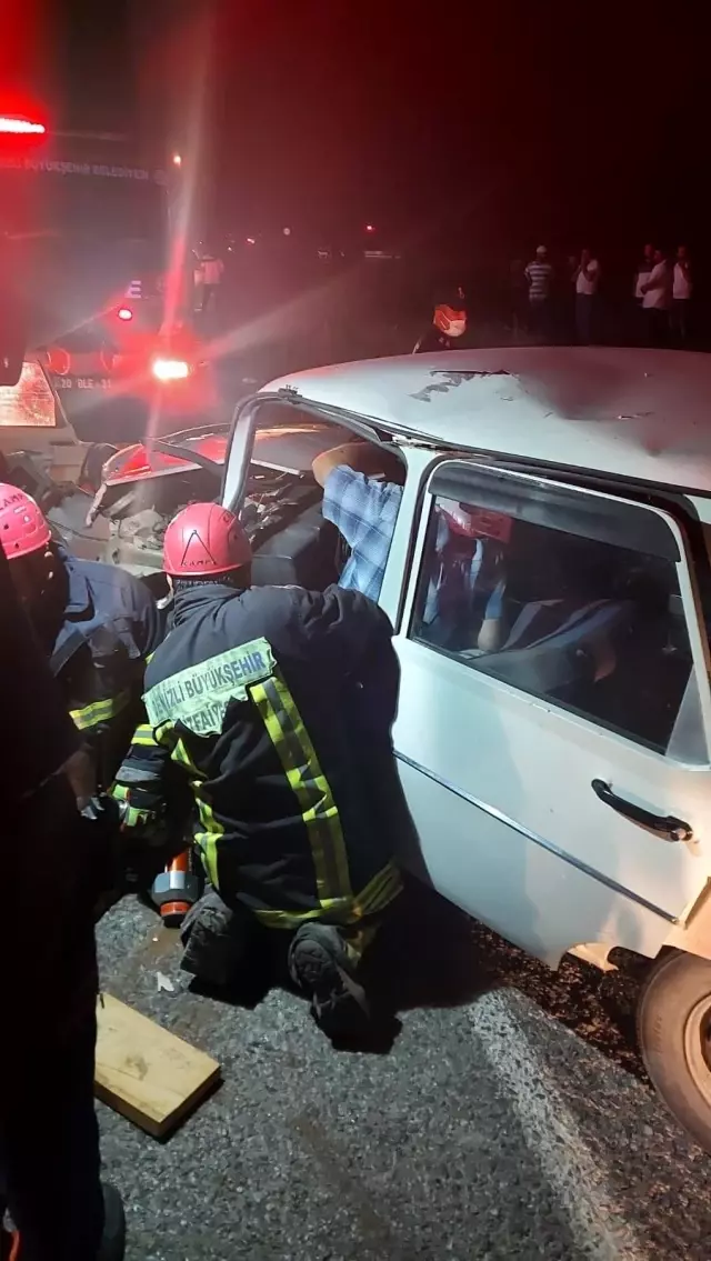 Son dakika haberi: İki otomobil kafa kafaya çarpıştı: 1 ölü, 9 yaralı