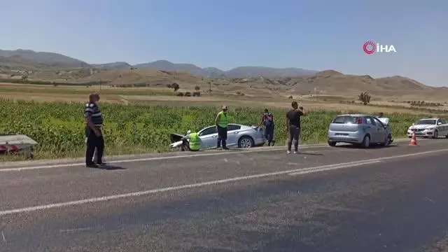 İki otomobil kafa kafaya çarpıştı: 8 yaralı İki otomobil kafa kafaya çarpıştı: 8 yaralı
