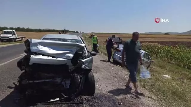 İki otomobil kafa kafaya çarpıştı: 8 yaralı