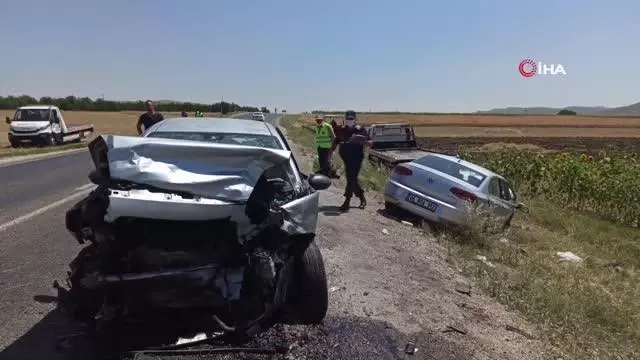 İki otomobil kafa kafaya çarpıştı: 8 yaralı