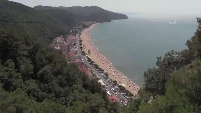 İnkumu beldesi tatilci yoğunluğu nedeniyle araç girişine kapatıldı İnkumu beldesi tatilci yoğunluğu nedeniyle araç girişine kapatıldı