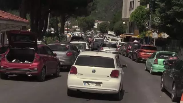 İnkumu beldesi tatilci yoğunluğu nedeniyle araç girişine kapatıldı