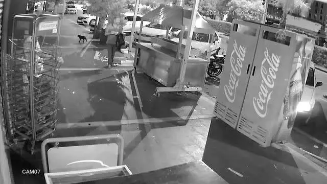 İş yerinin önünde silahlı saldırıya uğrayan kişi yaralandı İş yerinin önünde silahlı saldırıya uğrayan kişi yaralandı
