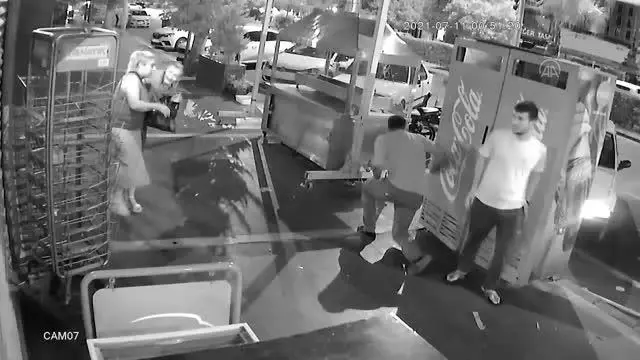 İş yerinin önünde silahlı saldırıya uğrayan kişi yaralandı