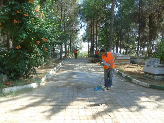 İslahiye Belediyesi mezarlık ve türbelerde bayram temizliği yaptı