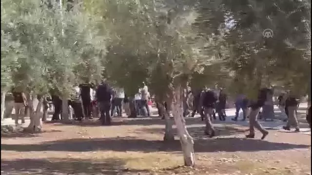 İsrail polisi korumasında binden fazla fanatik Yahudi Mescid-i Aksa'ya baskın düzenledi