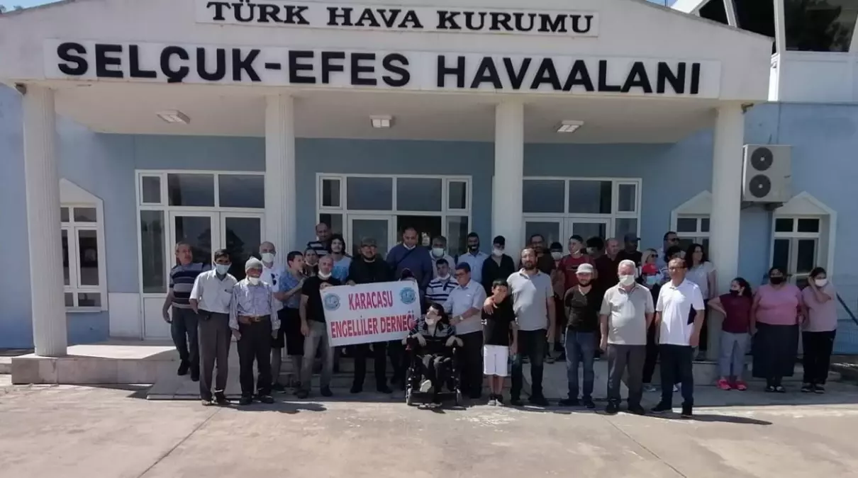 İzmir'de engelliler ilk kez uçuş heyecanı yaşadı