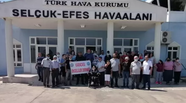 İzmir'de engelliler ilk kez uçuş heyecanı yaşadı İzmir'de engelliler ilk kez uçuş heyecanı yaşadı
