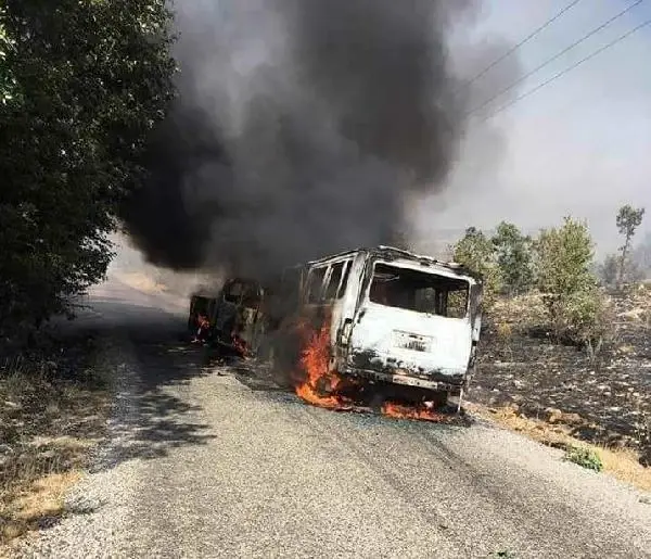 Kafa kafaya çarpışan araçlar alev aldı: 4 yaralı