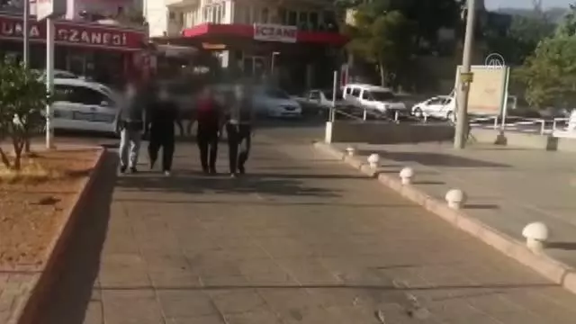 KAHRAMANMARAŞ - Kendilerini telefonda polis olarak tanıtıp dolandırıcılık yapan 2 şüpheli tutuklandı KAHRAMANMARAŞ - Kendilerini telefonda polis olarak tanıtıp dolandırıcılık yapan 2 şüpheli tutuklandı