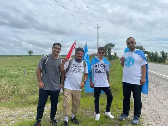 Kanada'da yaşayan Uygur Türkü Bilal Malik, milletinin özgürlüğü için 380 kilometre yürüdü Kanada'da yaşayan Uygur Türkü Bilal Malik, milletinin özgürlüğü için 380 kilometre yürüdü