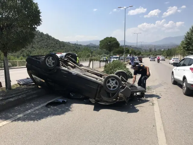 Son dakika haberleri... Otomobil devrildi: 5'i çocuk 6 yaralı