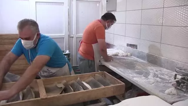 KARAMANMARAŞ - Hayırsever vatandaş, fırından gün boyu ücretsiz ekmek dağıttırdı KARAMANMARAŞ - Hayırsever vatandaş, fırından gün boyu ücretsiz ekmek dağıttırdı