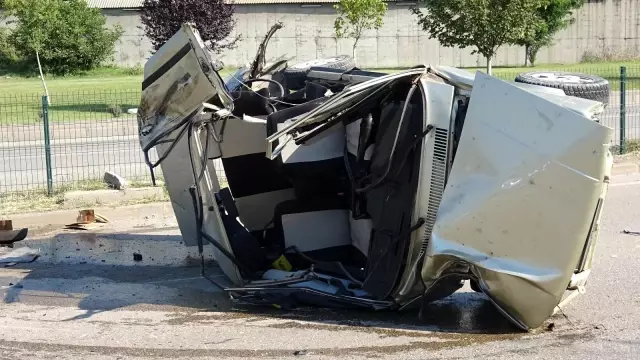Karşı şeride geçip otomobili biçti Karşı şeride geçip otomobili biçti
