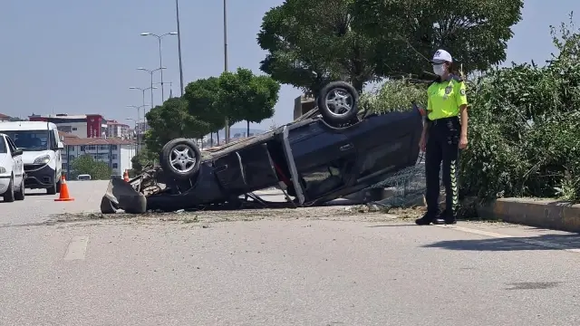Karşı şeride geçip otomobili biçti