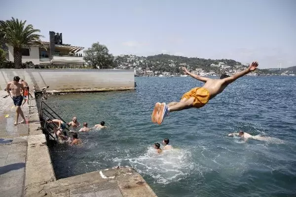 KAVURUCU SICAKLARDAN BUNALDILAR, BOĞAZIN SERİN SULARINA ATLADILAR
