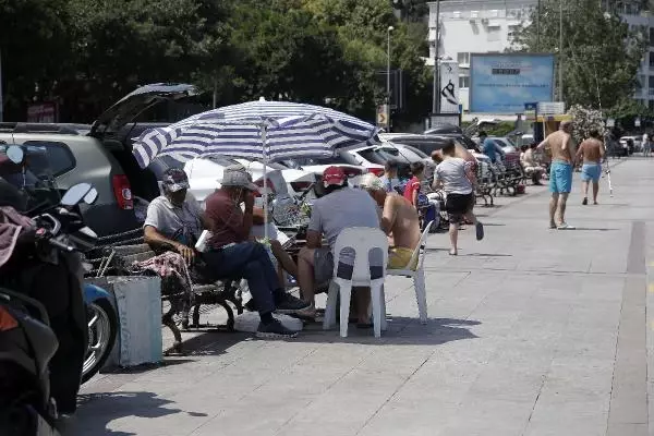 KAVURUCU SICAKLARDAN BUNALDILAR, BOĞAZIN SERİN SULARINA ATLADILAR