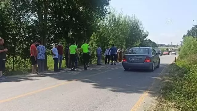 Kaza yapan sürücüye yardım için duran araca otomobil çarptı: 3 yaralı Kaza yapan sürücüye yardım için duran araca otomobil çarptı: 3 yaralı