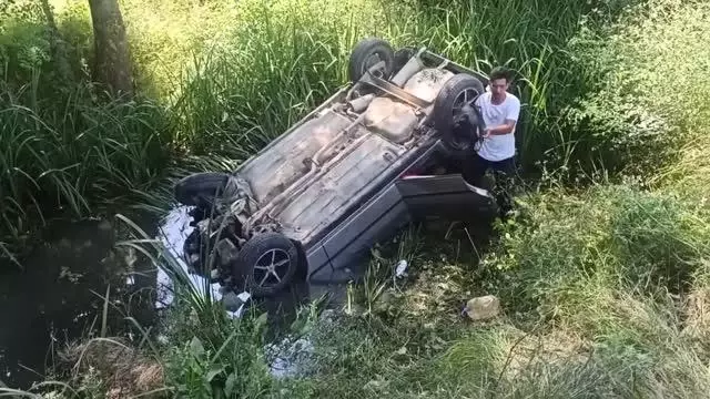 Kaza yapan sürücüye yardım için duran araca otomobil çarptı: 3 yaralı