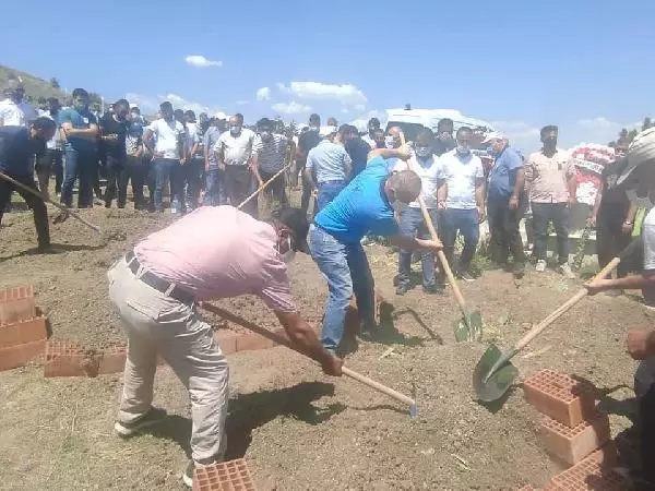 Antalya'daki trafik kazasında vefat eden polis memuru ile oğlunun cenazeleri defnedildi