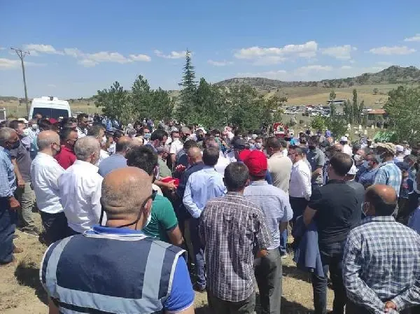 Antalya'daki trafik kazasında vefat eden polis memuru ile oğlunun cenazeleri defnedildi