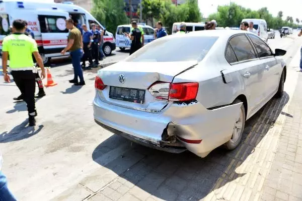 Son dakika haberleri! KAZADA YARALANAN POLİSLERE KARTONLARLA GÖLGELİK OLUŞTURDULAR