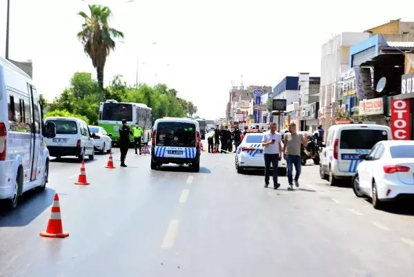 Son dakika haberleri! KAZADA YARALANAN POLİSLERE KARTONLARLA GÖLGELİK OLUŞTURDULAR