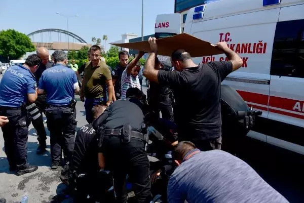 Son dakika haberleri! KAZADA YARALANAN POLİSLERE KARTONLARLA GÖLGELİK OLUŞTURDULAR Son dakika haberleri! KAZADA YARALANAN POLİSLERE KARTONLARLA GÖLGELİK OLUŞTURDULAR
