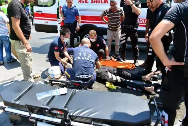 Son dakika haberleri! KAZADA YARALANAN POLİSLERE KARTONLARLA GÖLGELİK OLUŞTURDULAR